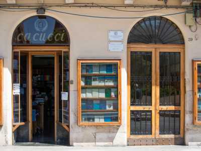 Ci dirigiamo ora nella non lontana via Nicolai, ad angolo con  via Cairoli. Qui, di fronte all�ex Palazzo delle Poste, si trova in un sobrio palazzo giallino la casa editrice Cacucci